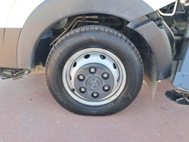 Nissan NT400
